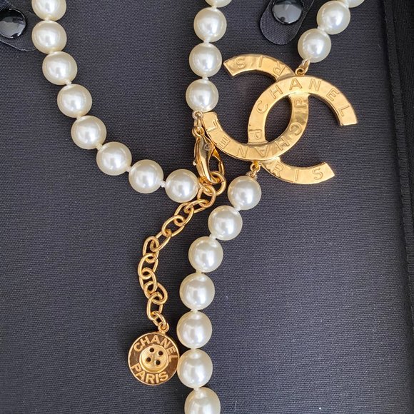 CHANEL 23A ICONIC BIG GOLD CC LOGO PEARL NECKLACE BUTTON CHARM - Picture 10 of 12